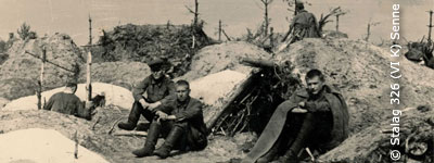 Foto von Kriegsgefangenen vor ihren Erdhöhlen